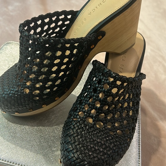 Clog wedges with black woven/mesh upper. Size 6 - Picture 4 of 10